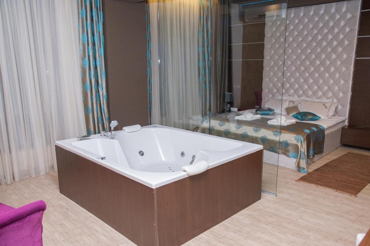 Hotel Crystal Pecinci المظهر الخارجي الصورة