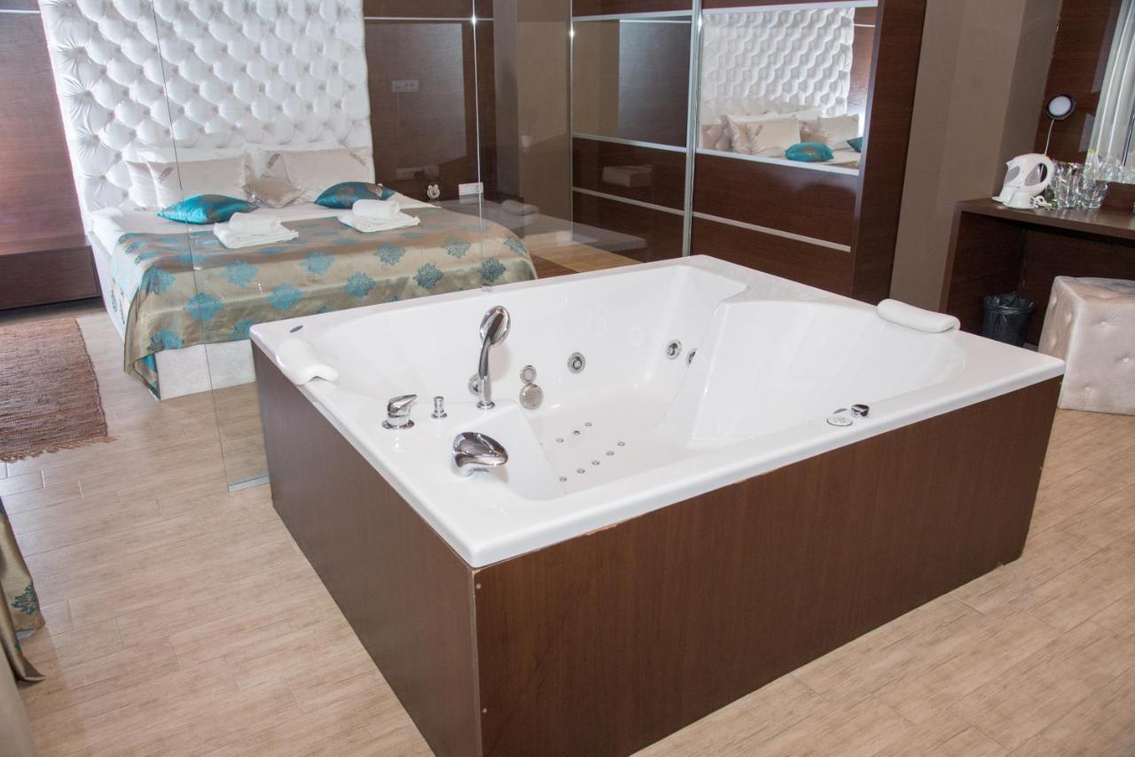 Hotel Crystal Pecinci المظهر الخارجي الصورة
